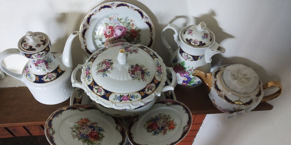 Conjuntos de louça pintada à mão, garrafas de Porto/licor, e outros