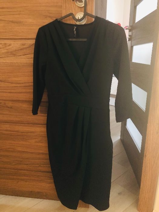 Czarna sukienka z dekoltem V