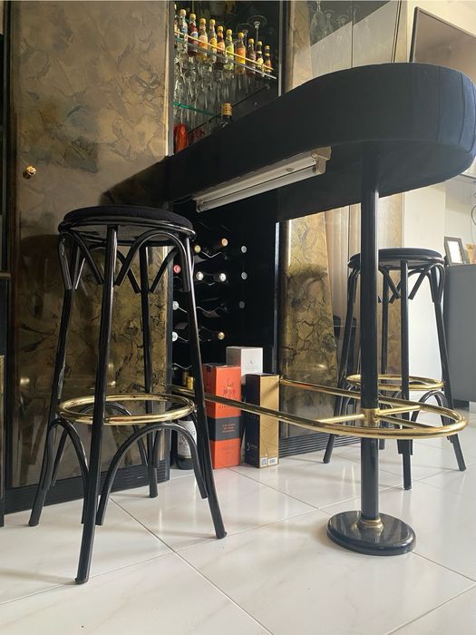 Móvel com bar e 2 bancos