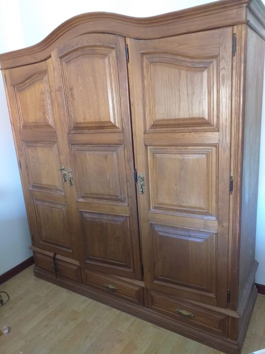 Móveis antigos em bom estado