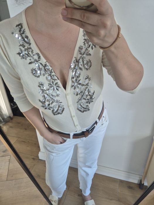 Sweter kremowy z cekinami futurystyczny wiskoza viscose do pracy