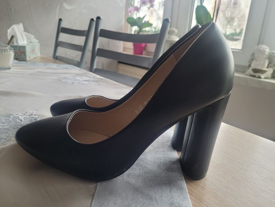 Czarne czulenka na obcasie nowe 39