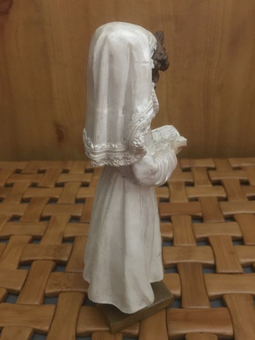 Figurka dziewczynki z ksiazka 17 cm.