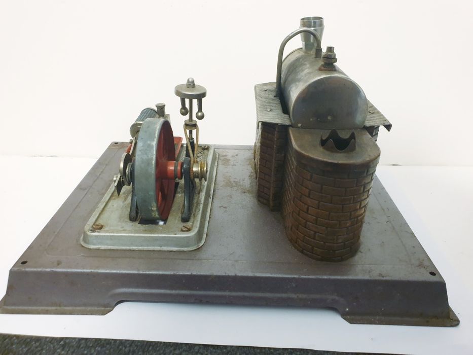 Antigo modelo de maquina de vapor alemã em chapa