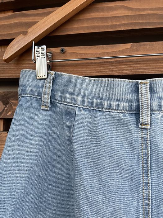 Джинсова спідниця з трендовим розрізом на гудзиках