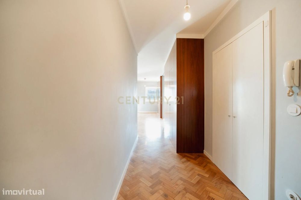 Apartamento T2  na Rua Manuel Carqueja - junto à Praça Velasquez - Por