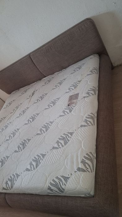 Кровать большая с матрасом беспружинным