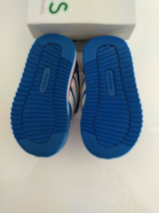 Sapatilhas para bebé tamanho 19 marca Adidas
