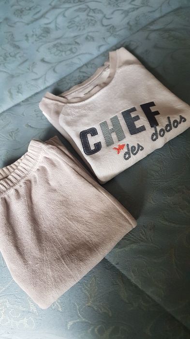 Pijama em turco cinzento claro, tamanho 4 anos.