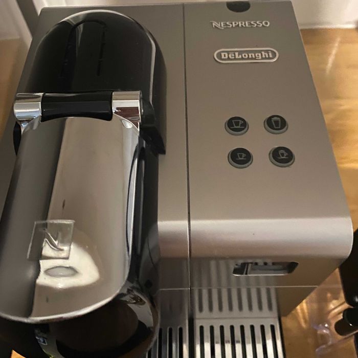 Ekspres kawa Nespresso DeLonghi Lattissima+ EN 520.S + kapsułki