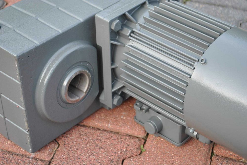 Motoreduktor 1.5kw. 200obr. z hamulcem. Firmy LENZE