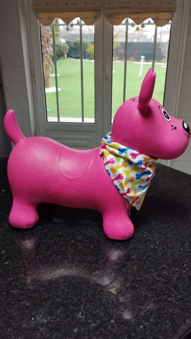 Cão /brinquedo em borracha, para crianças até aos 5 anos.