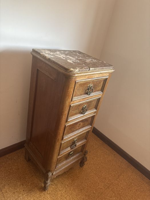 mesa de cabeceira/cómoda em madeira maciça com tampo em mármore