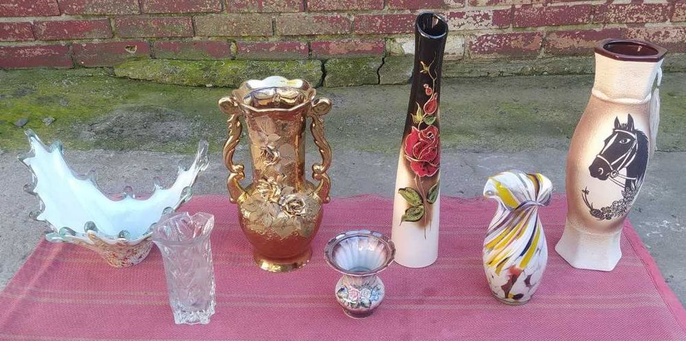 Продаются сервизы, салатницы, сахарницы, вазы, графины.