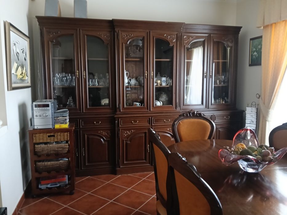 Mobilia de Jantar, cristaleira, mesa e 8 cadeiras