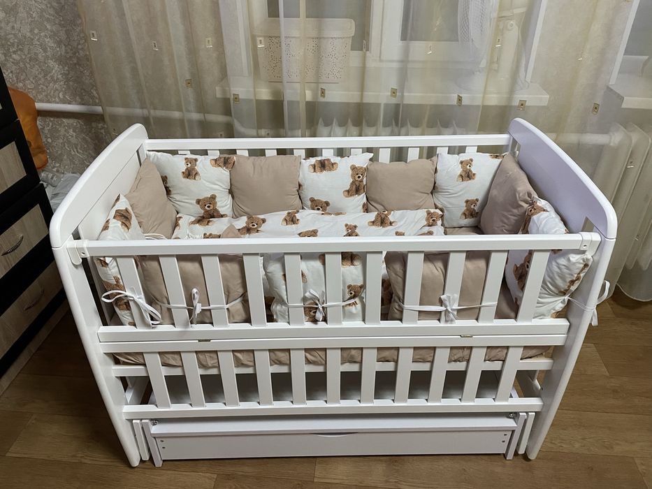 Детская кроватка с маятником