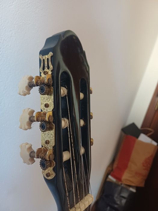 Guitarra clássica preta + Mala de proteção + Livro