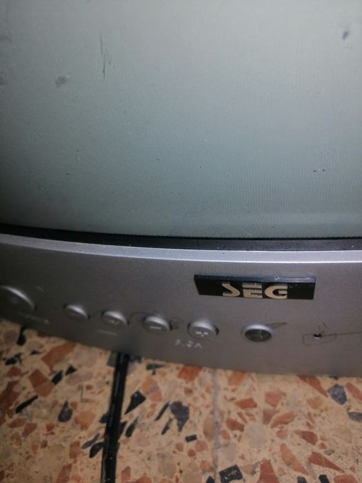 Televisão antiga para peças