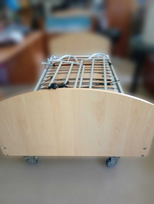 Cama Articulada Hospitalar Trimotora e Elevatória c/ Grades de Proteção