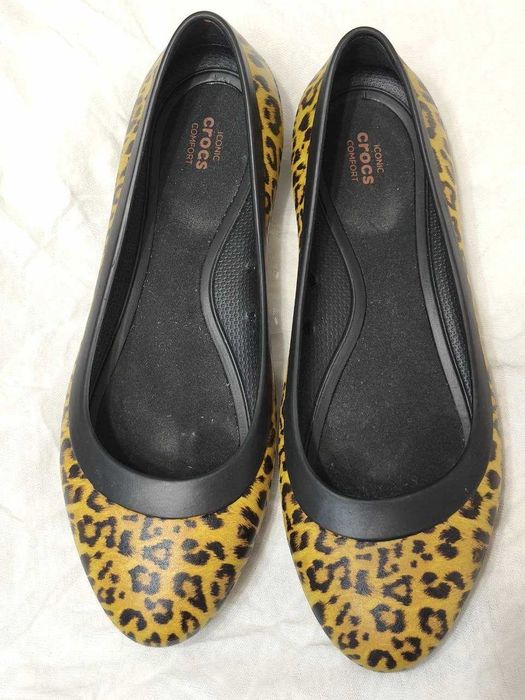 Стильні та неймовірно зручні балетки Crocs Lina Graphic Flat