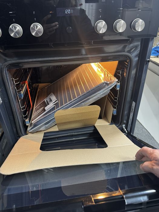 Вбудована духовка з поверхнею Whirlpool