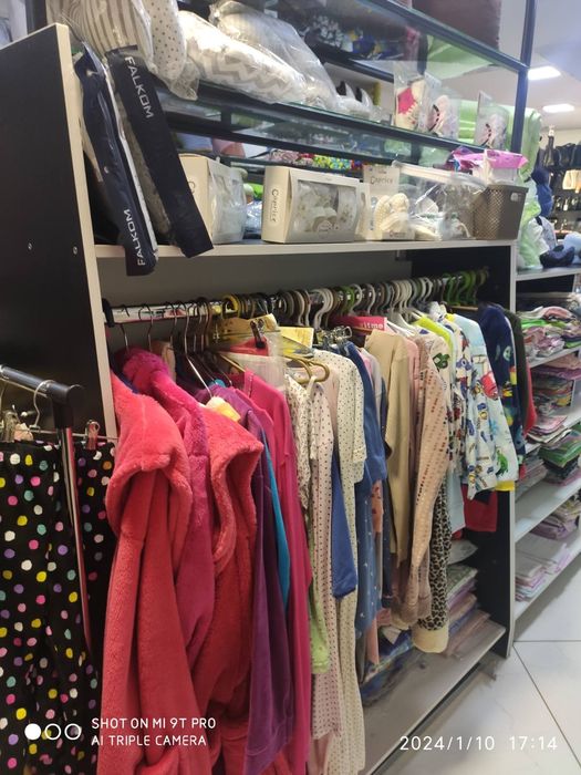 Продається острівна торгова вітрина