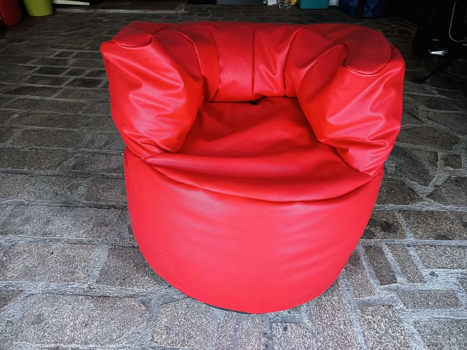 Puff vermelho em forma de cadeira