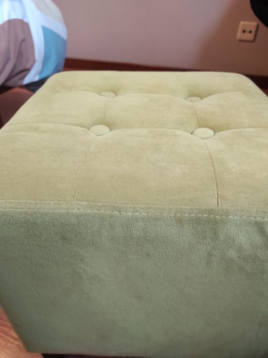 Dois puffes para decoração ou para sentar.