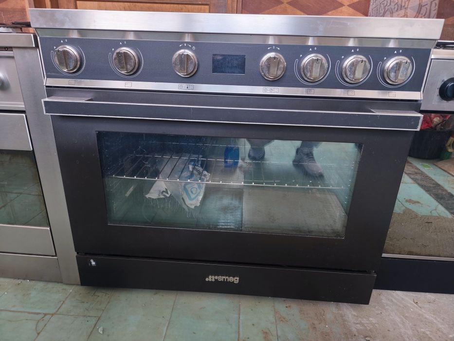 Професійна індукційна плита Smeg