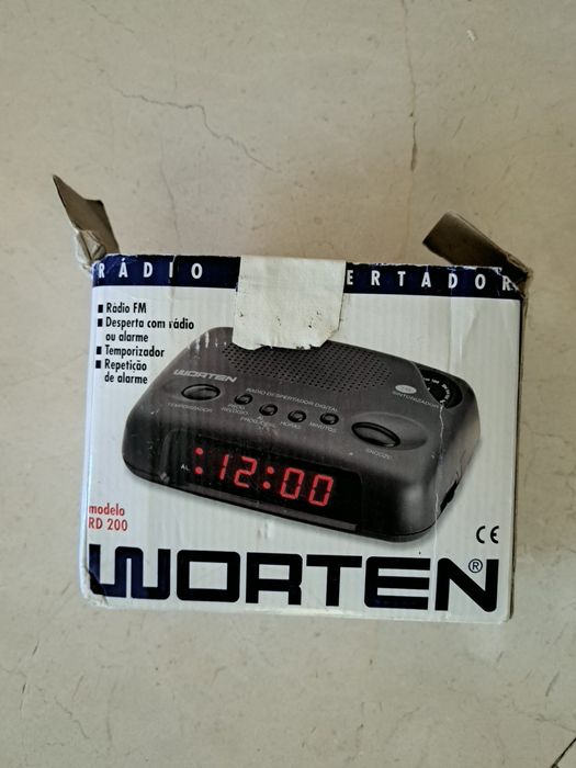 Relógio de cabeceira com alarme e rádio