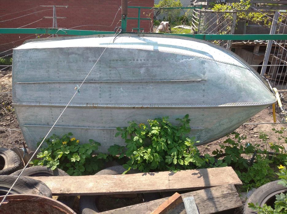 Продам лодку ерш с мотором ветерок