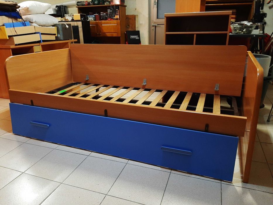 quarto de solteiro, cama, estante e secretária