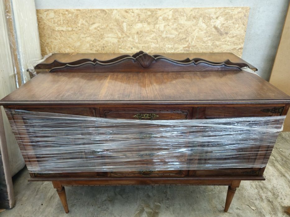 Conjunto de Sala Antigo em Madeira Maciça – Aparador e Louceiro Elegantes