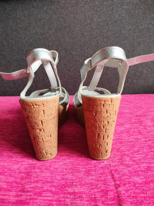 Nowe sandałki na koturnie