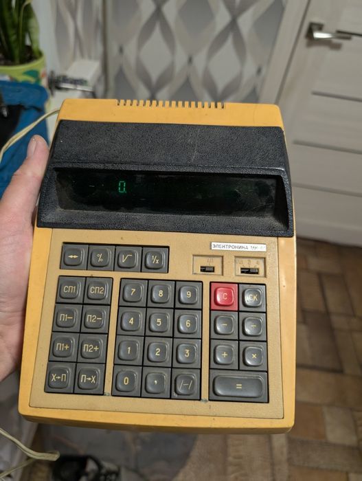 Продам калькулятор электроника рабочий.
