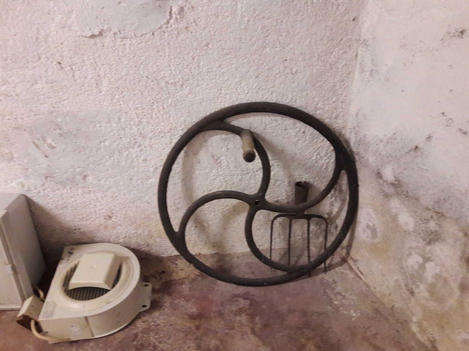 Esmagador de uvas manual antigo