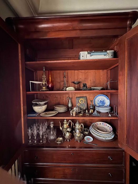 Móveis diversos. Armários, Mesas, etc... (sexta-feira/fim de semana).