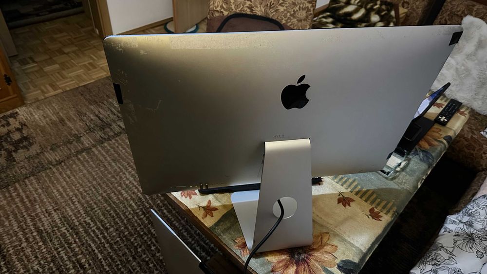 iMac 27" (2560 x 1440), Intel i7, 16GB RAM, 1TB SSD, Sequoia i Win11