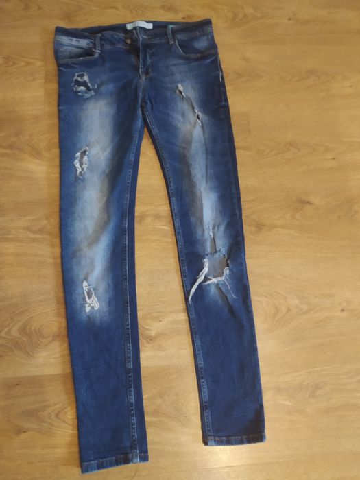 Spodnie dżinsowe z dziurami Bershka 40