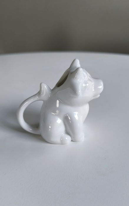 Biały porcelanowy mlecznik w kształcie krówki