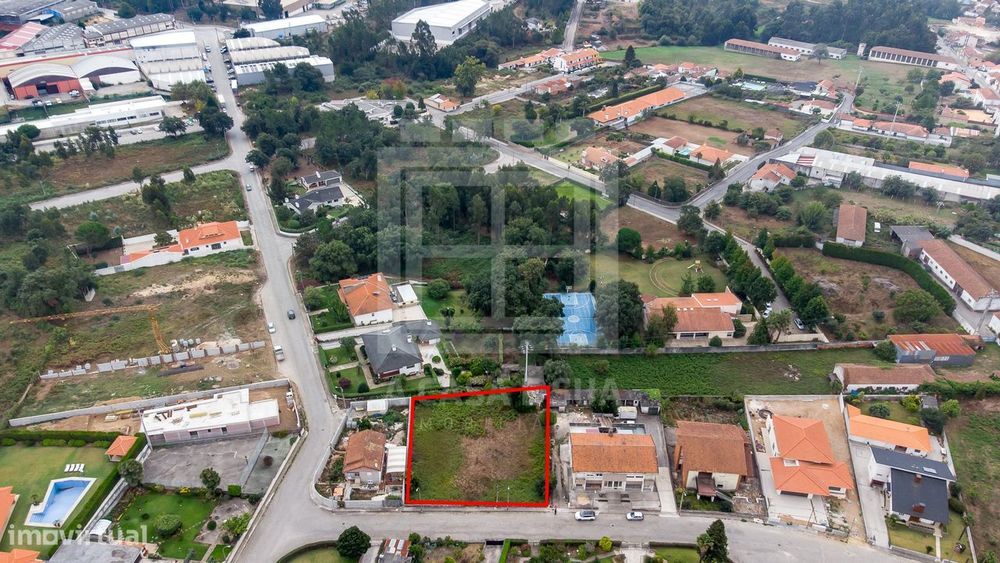 Urban plot of 1,296 m² in Paços de Brandão