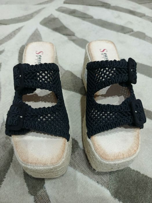 Niesamowite Klapki na koturnie