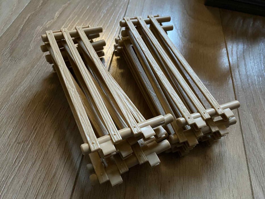 Biała stajnia Schleich z końmi i dodatkowymi akcesoriami