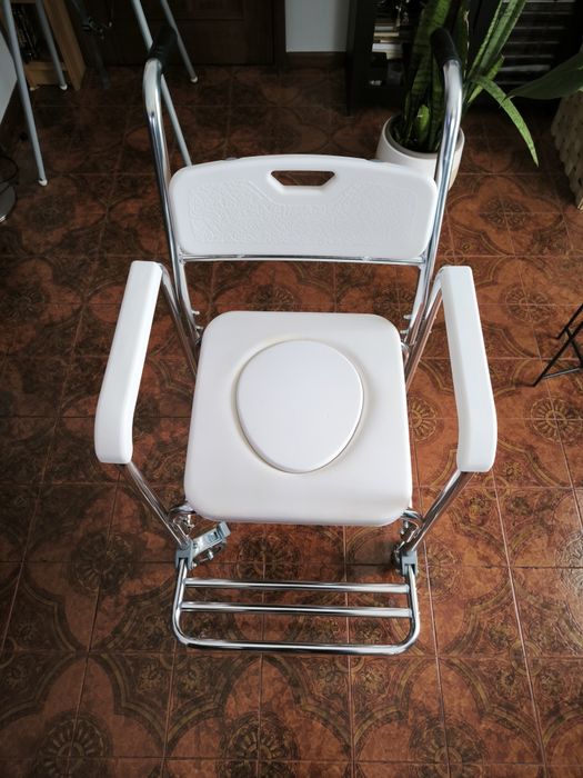 Cadeira de rodas para banho etc