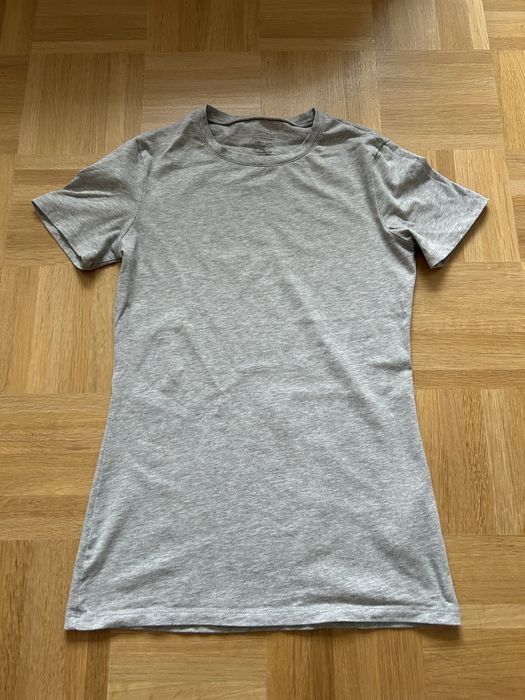 szary top z krótkim rękawem