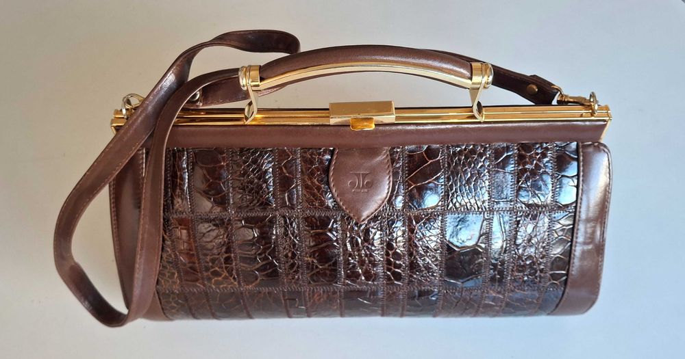 Mala castanha com fecho em metal dourado