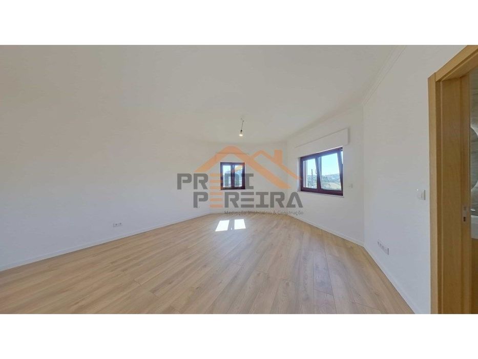 Apartamento T3 duplex remodelado, com box, situado em Casal de Cambra.