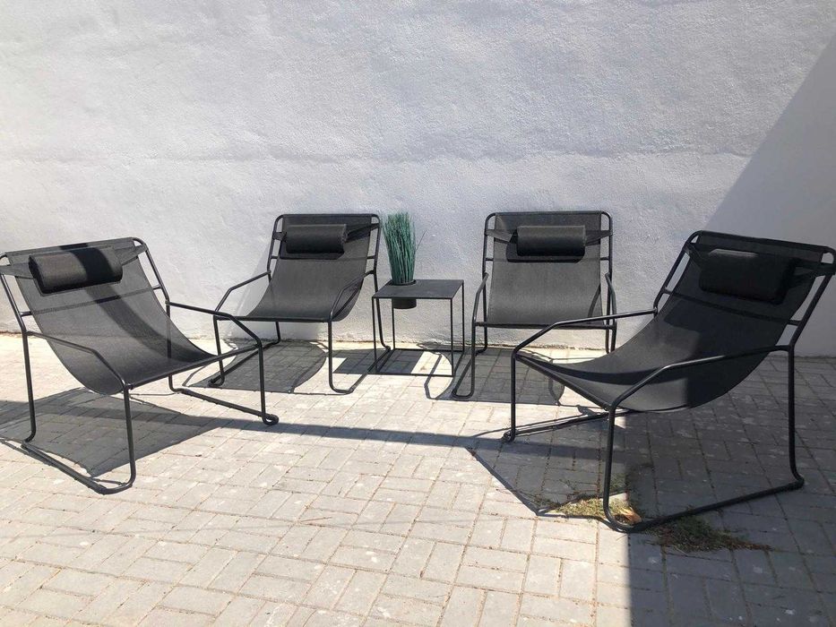 Conjunto jardim - cadeirões, mesa e almofadas.