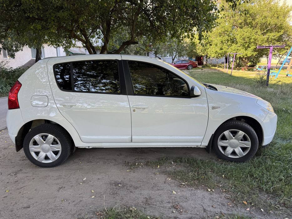 Продам сандеро 1,6 бенз 12р