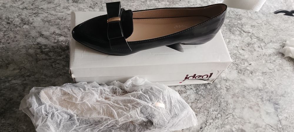 Nowe buty z kokardką.